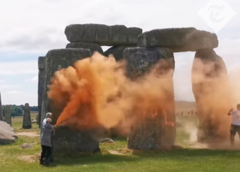 Watch climate campaigners deface Stonehenge