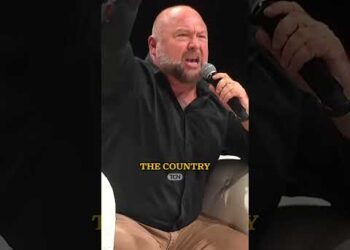 Alex Jones Gets Whole Arena on Their Feet