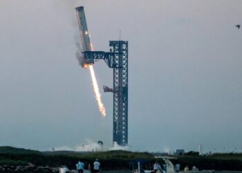 Watching the #superheavybooster being caught by the tower, it’s clear who are on the right side of the history and who are not.  @elonmusk achieved this not because of the current regime, but despite the current regime.